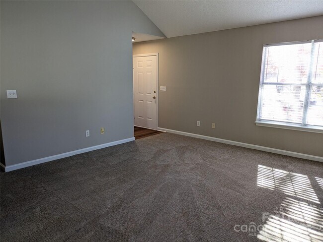 Foto del edificio - 329 Cedarcroft Dr