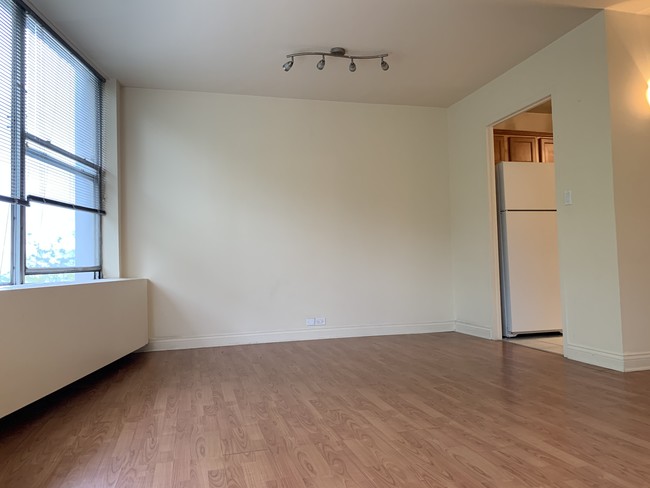 Dining area - 5757 N Sheridan Rd