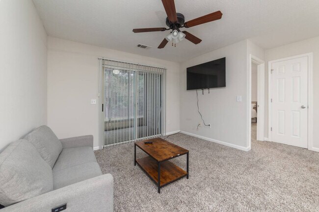 Foto del edificio - 220 N Oakley Dr