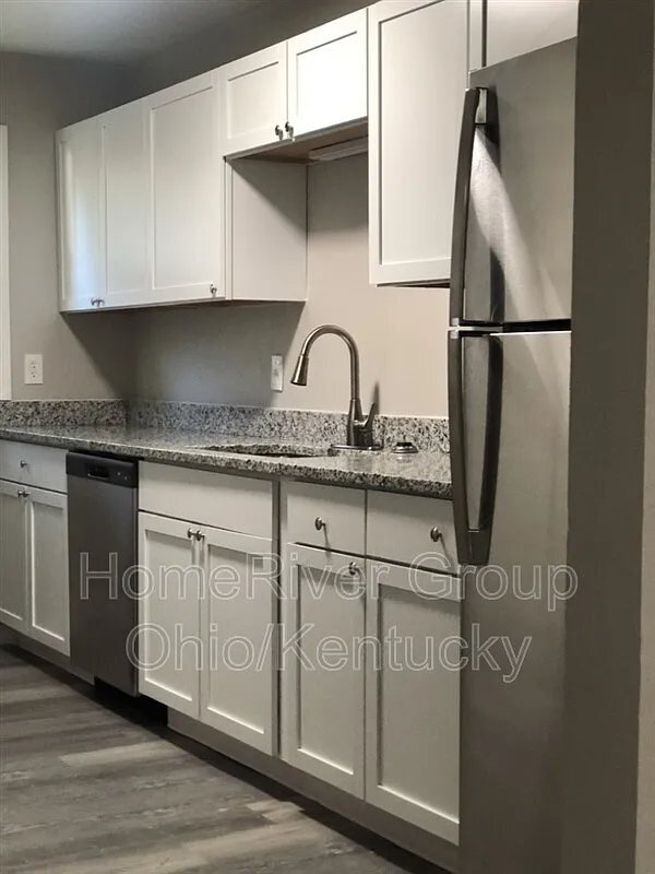 Building Photo - 352 S Oakley Ave