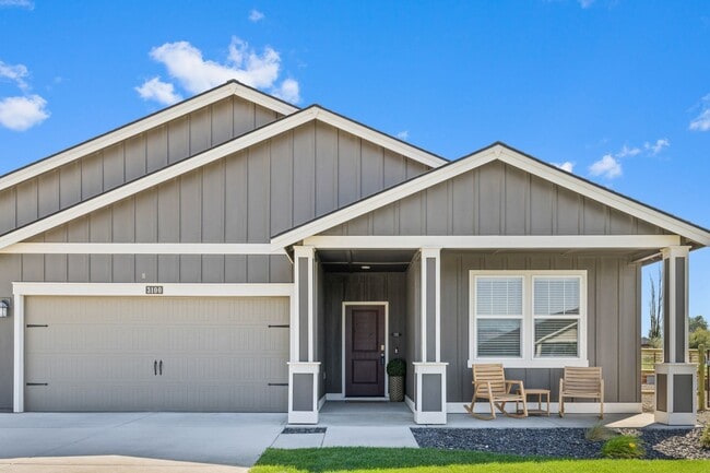 Building Photo - 4 Bedroom Home with Spacious Fully Fenced ...