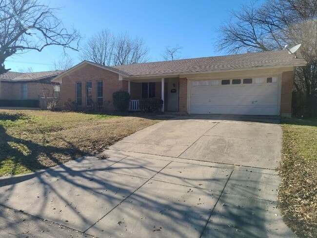 Building Photo - 3 bedroom 2 bathroom house in 76133