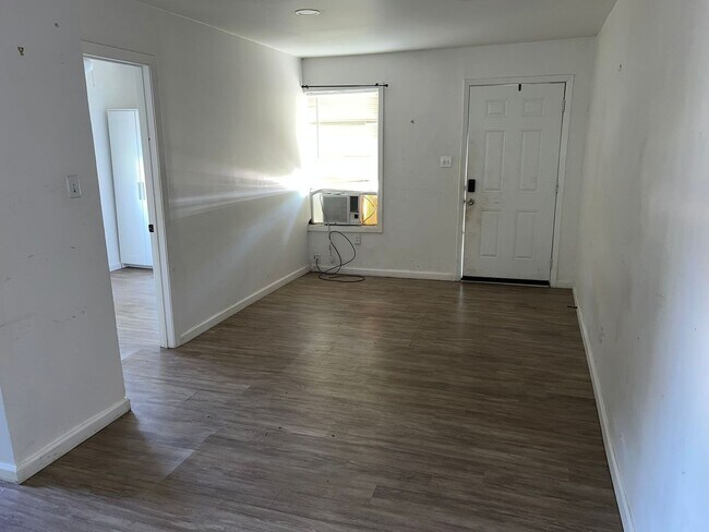 Foto del edificio - For Rent: Charming 1 Bed / 1 Bath Duplex w...