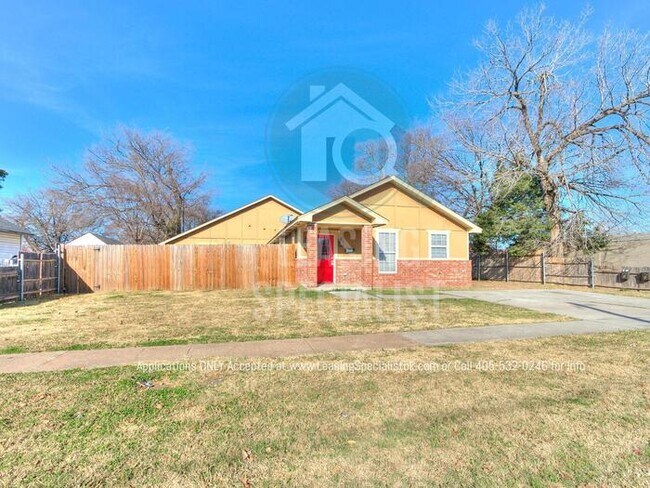 Building Photo - HALF OFF 1ST MONTHS RENT! Updated Norman 3...