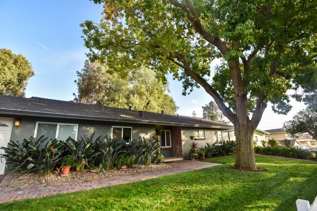 Foto del edificio - 4132 Hidden Valley Ln