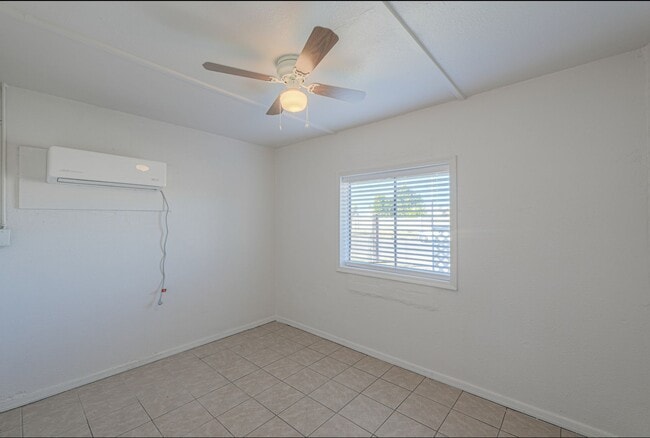 Building Photo - 2 Room 1 Bath Cottage with Huge Backyard