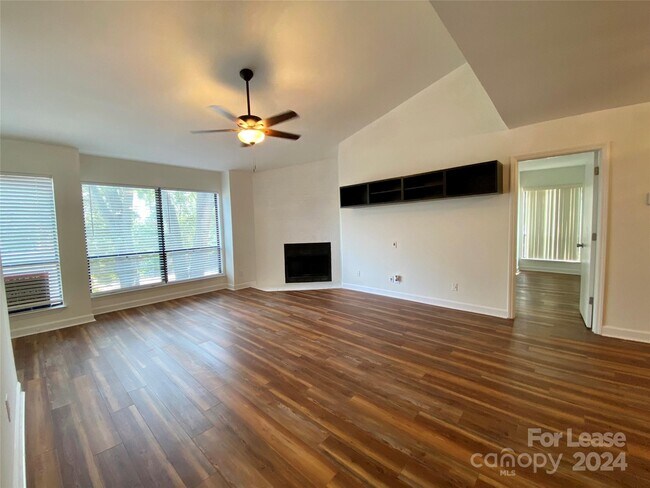 Foto del edificio - 1604 Sharon Rd W