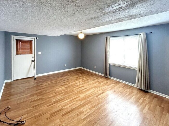 Building Photo - 4-Bedroom Home in a Convenient Location / ...