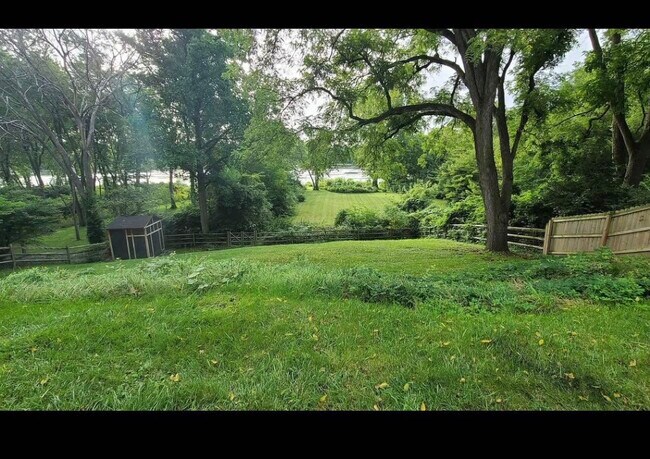 Foto del edificio - 6015 N River Rd