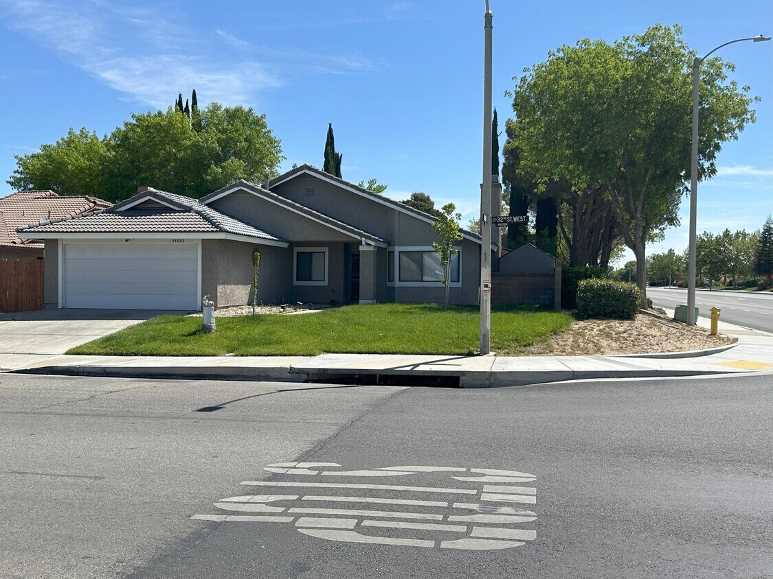 Foto principal - 44002 32nd St W