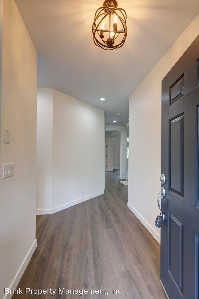 Building Photo - 3 br, 2.5 bath House - 13140 SE 26th Street