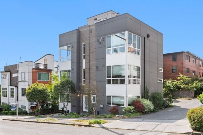 Building Photo - Trendy West Seattle Townhome w/Air Conditi...
