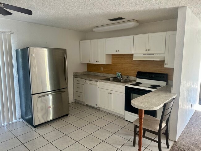 Building Photo - 637 6th St