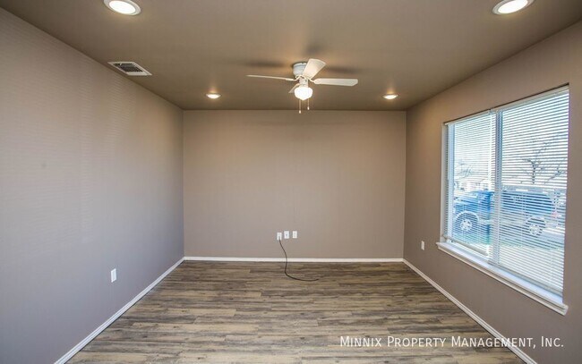 Building Photo - 1520 E 8th St