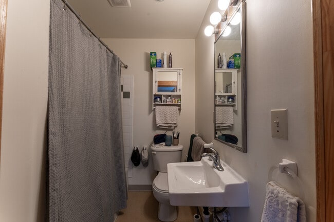 Building Photo - 209 College Ave