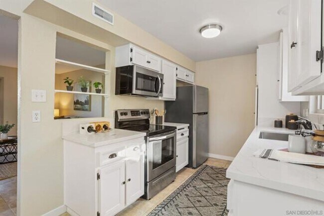 Foto del edificio - 2 bedroom/2 bath unit, Available Now