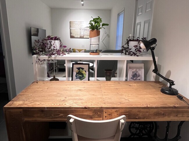 Escritorio de oficina - 699 N 5th St