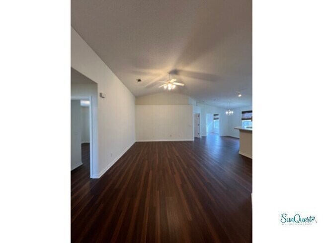 Foto del edificio - Well-kept 3/2 with fenced in yard.