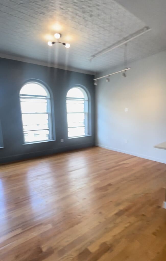 Building Photo - 145 Munroe St