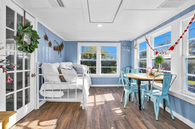 Foto del edificio - 631 Clear Lake Rd