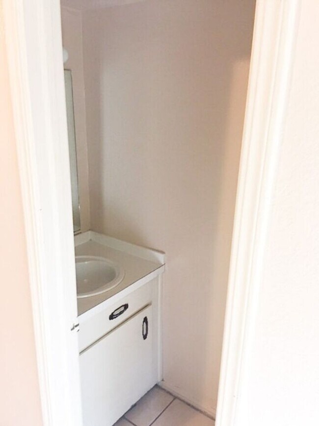 Building Photo - AVAILABLE NOW! 2 Bed/1.5 Bath Townhouse in...