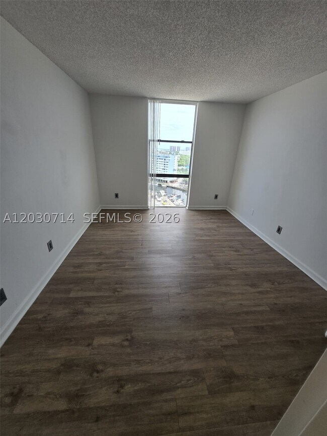 Foto del edificio - 13499 Biscayne Blvd