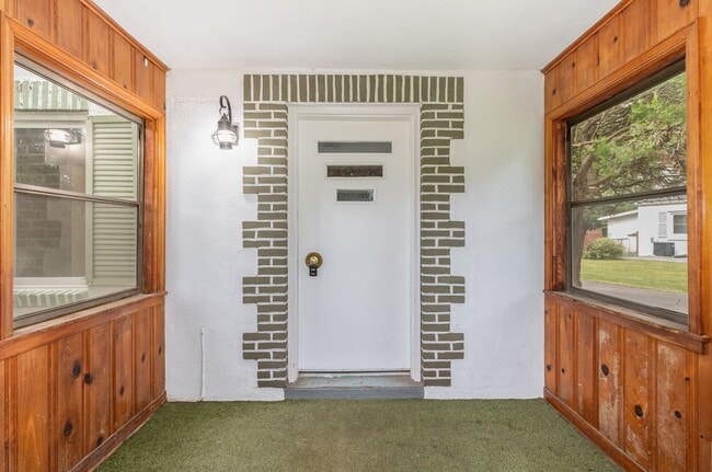 Building Photo - 1812 Chatham Dr