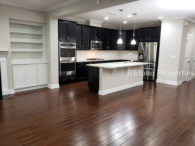 Building Photo - Gorgeous 3 Bedroom, 3.5 Bathroom, 1-Car Ga...