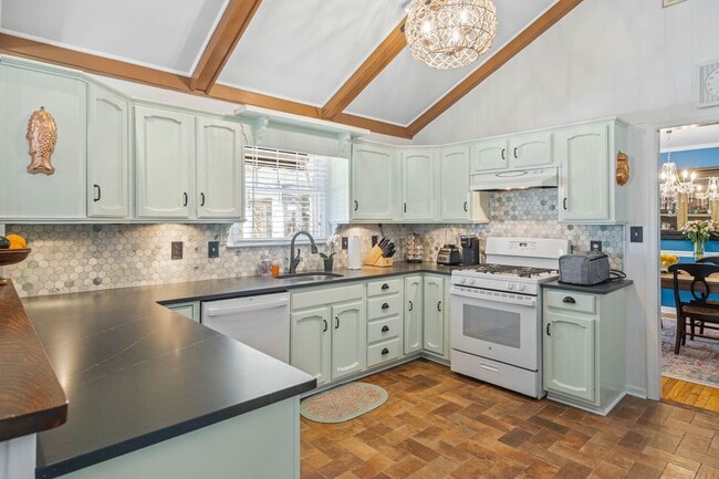 Building Photo - Unfurnished Year-Round Rental with Private Pool in Rehoboth Beach Yacht & Country Club