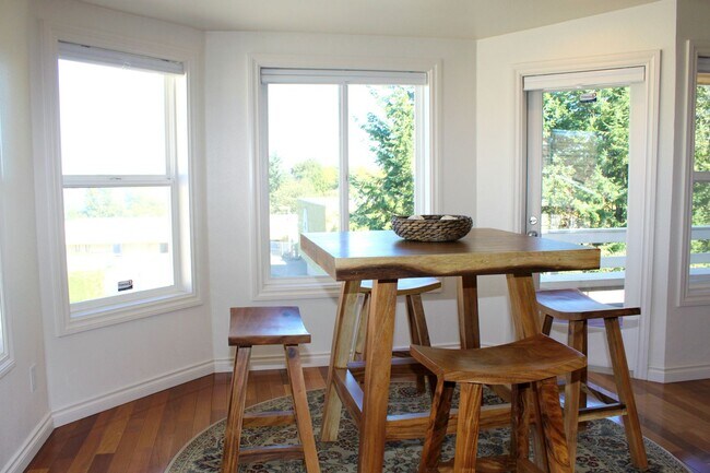 Building Photo - Fully Furnished Executive Home in Marine H...