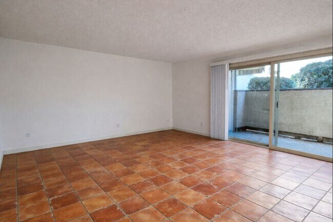 Foto del edificio - Bright and Charming 3 Bedroom 2 Bath Condo with Patio and A/C!