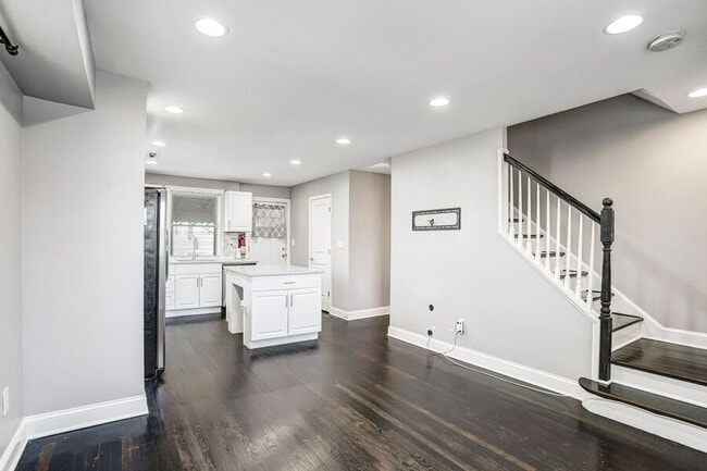 Building Photo - 812 Burns St SE