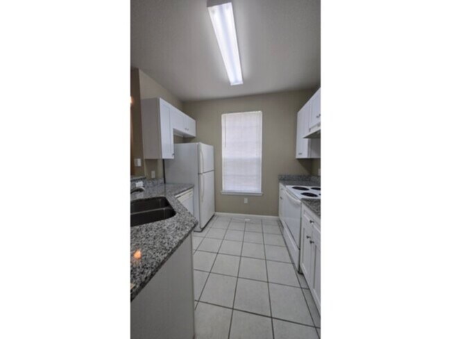 Building Photo - 1 bed 1 bath - cable &amp; water inlcuded in rent