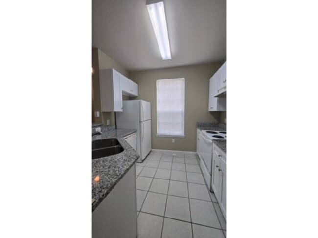 Foto del edificio - 1 bed 1 bath - cable &amp; water inlcuded in rent