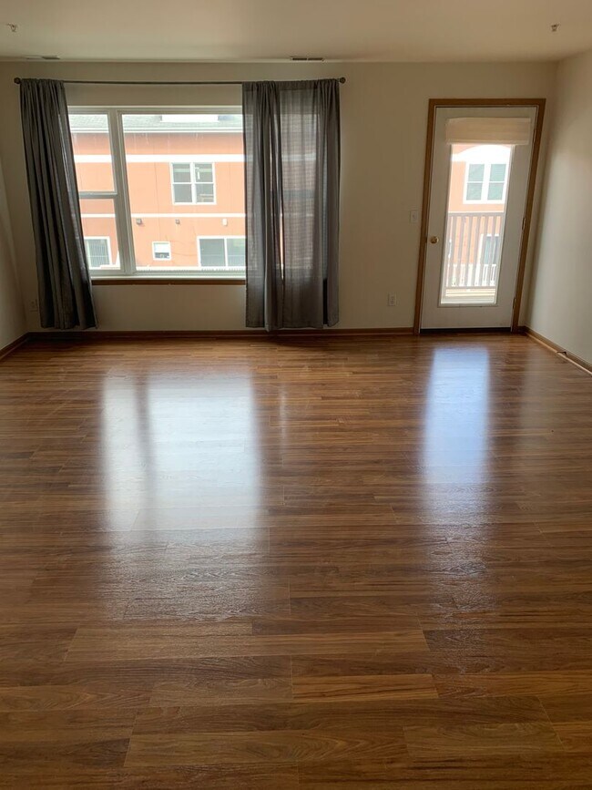 Foto del edificio - Gorgeous Harbor Park Condo downtown Kenosha!