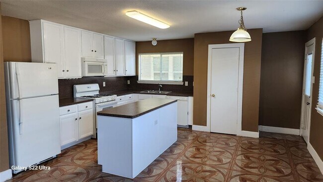 Building Photo - 1546 Kew Garden Dr