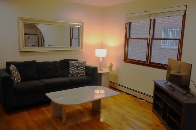 Building Photo - 17 Bronxville Ln