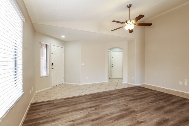 Foto del edificio - 15519 N 158th Ln
