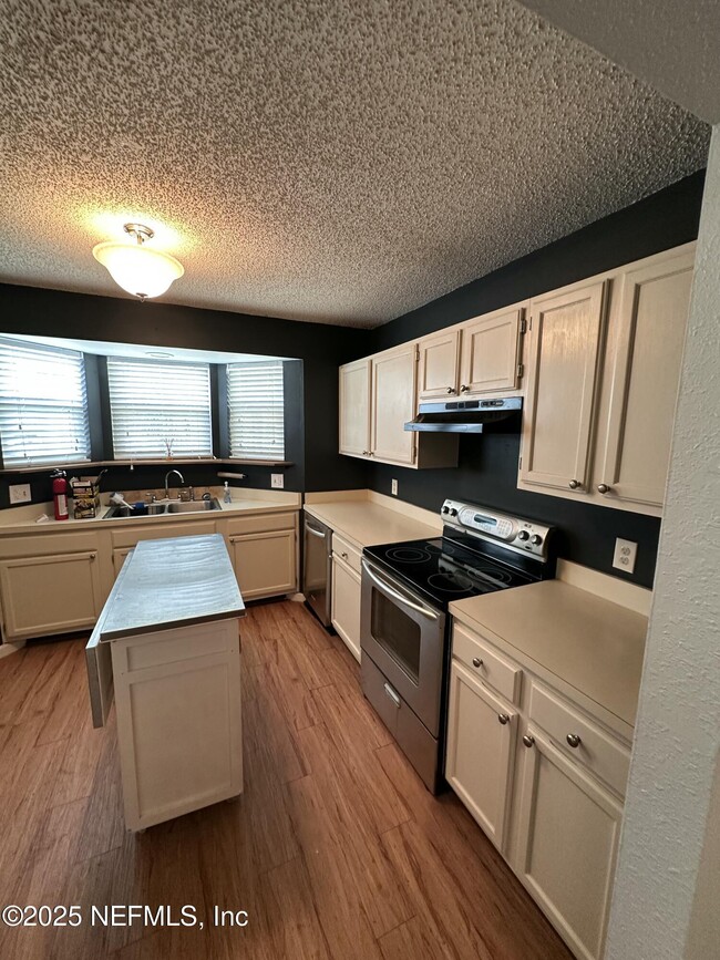 Building Photo - 1855 Alberta Ct N