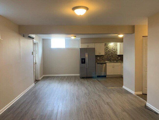 Building Photo - Welcome to our charming 2-bedroom, 1-bathr...