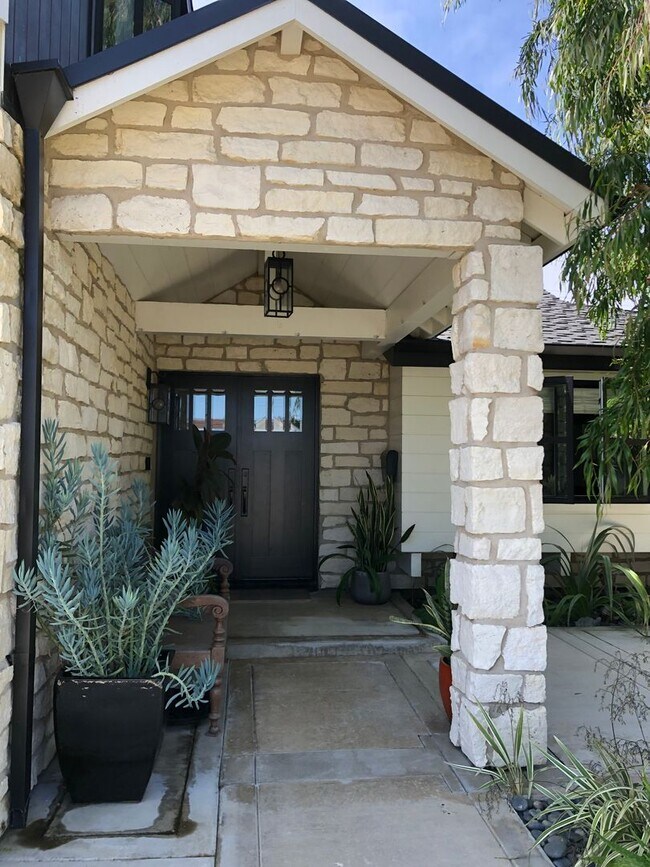 Foto del edificio - Rare custom home in South Huntington Beach