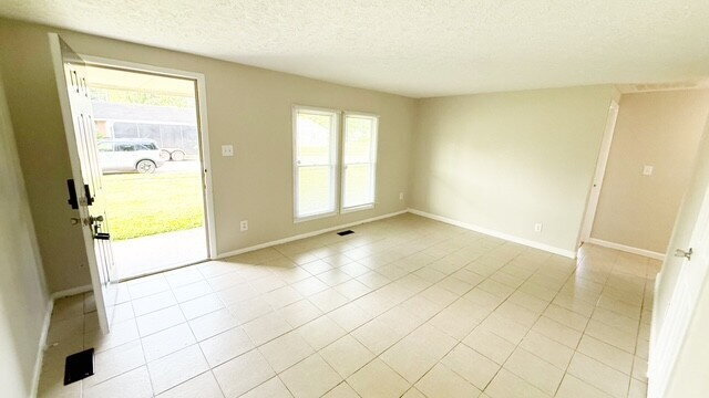 Building Photo - WEST SIDE 3 BEDROOM RANCH AVAILABLE NOW!