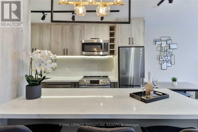 Photo du bâtiment - 914 Yonge St