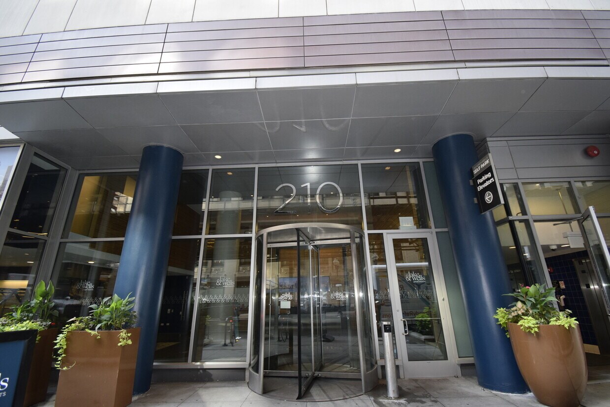 Primary Photo - 210 N Wells St