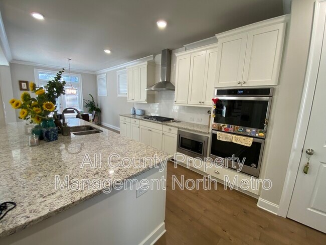 Building Photo - 6562 Creekview Cir