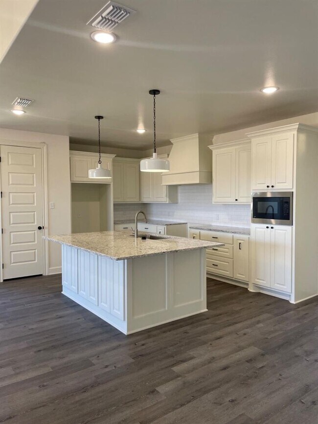 Foto del edificio - Available Now! Show Stopping New Construct...