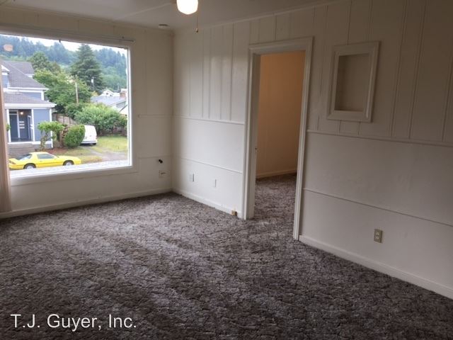 Building Photo - 409 S Iron St