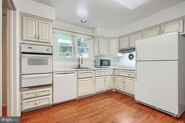 Building Photo - 112 Springside Dr