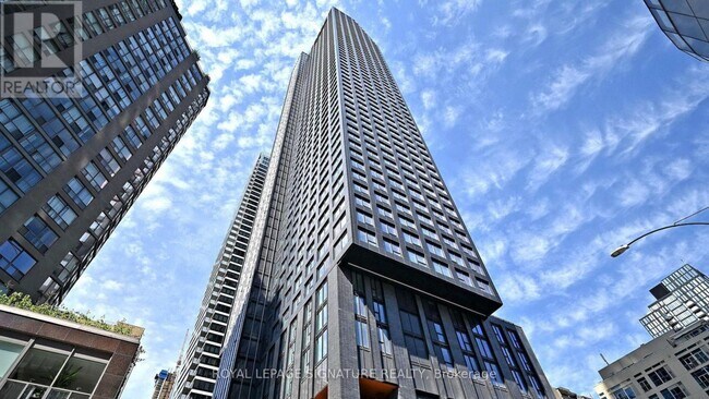 Photo du bâtiment - 8 Wellesley St W