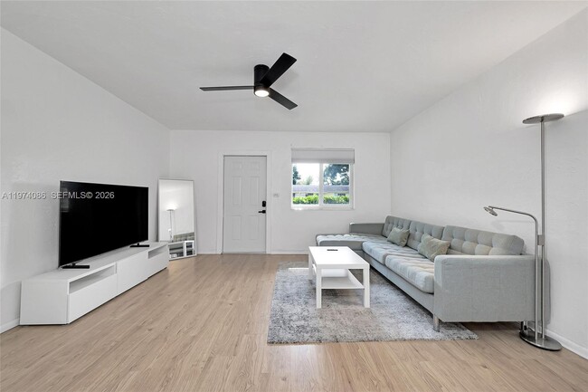 Building Photo - 1001 NE 110th St